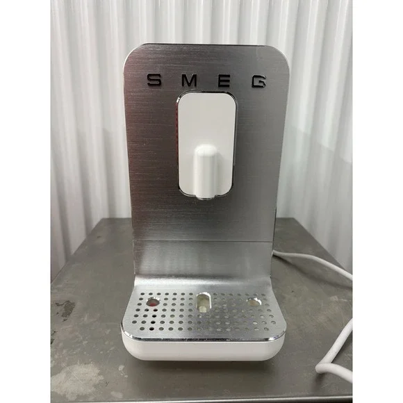 Smeg EP3221/44 Fully Automatic Coffee Machine White - Picture 3 of 11